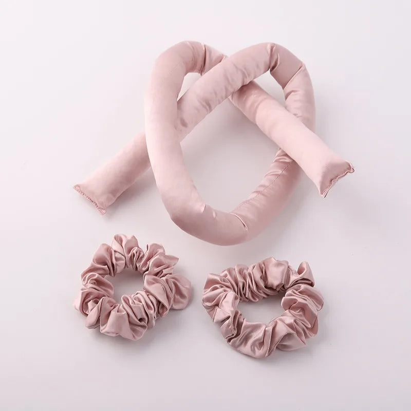 Gros plan bigoudis en soie – texture lisse et douce rose 