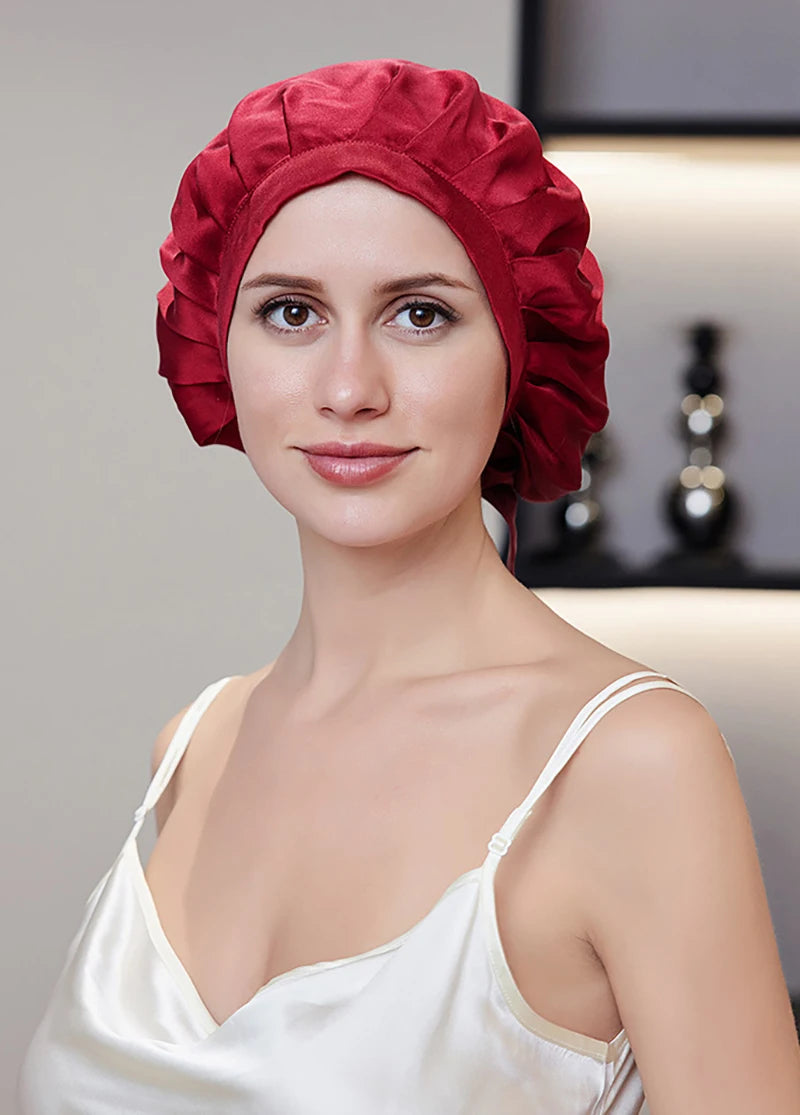 Femme portant bonnet en soie 16 Momme – soin cheveux nuit