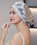 Femme portant bonnet en soie 16 Momme – soin cheveux nuit gris