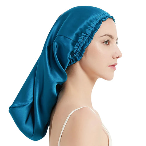 Femme portant bonnet en soie 19 Momme – cheveux bleu