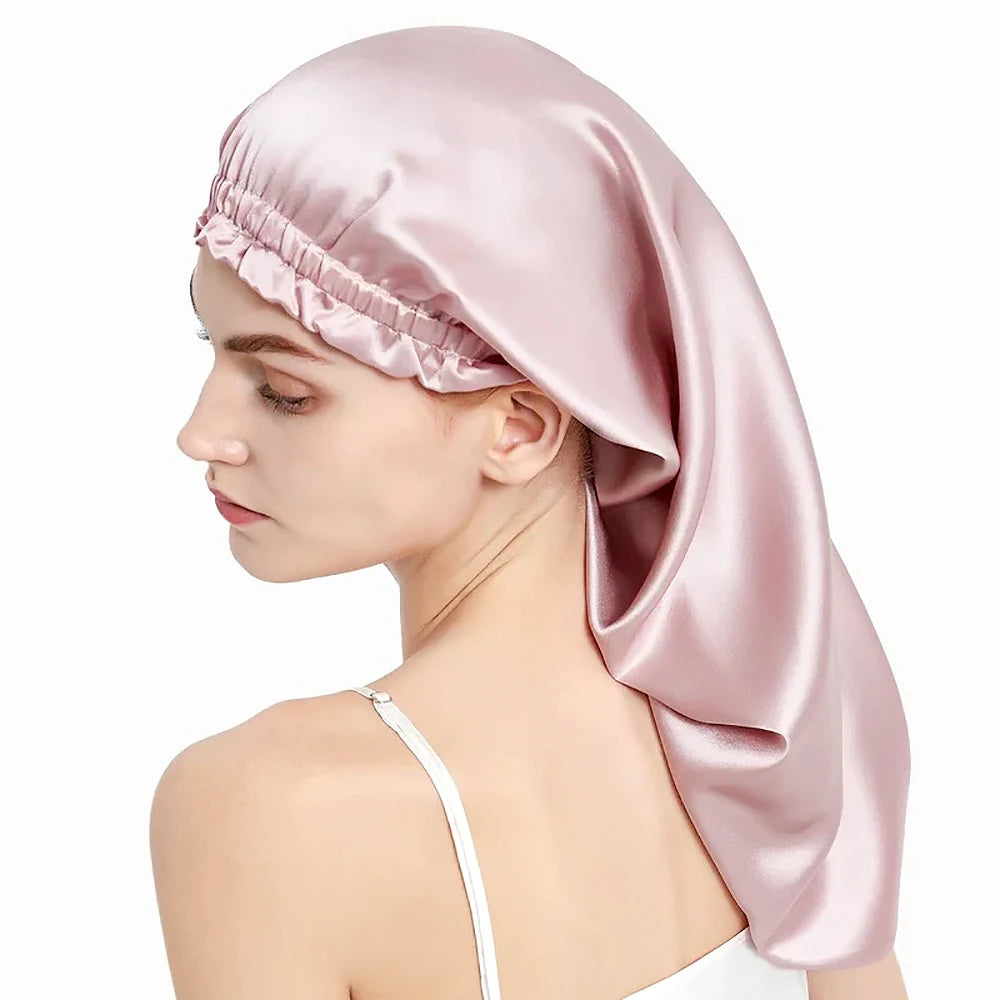 Femme portant bonnet en soie 19 Momme – cheveux rose