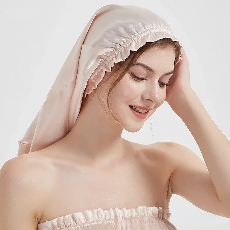 Femme portant bonnet soie – cheveux épais protégés rose pale