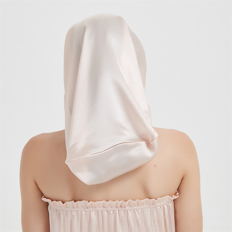 Femme portant bonnet soie – cheveux épais protégés vue arriere  rose pale