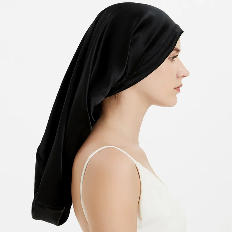 Femme portant bonnet de nuit en soie – cheveux bouclés protégés vue coté noir