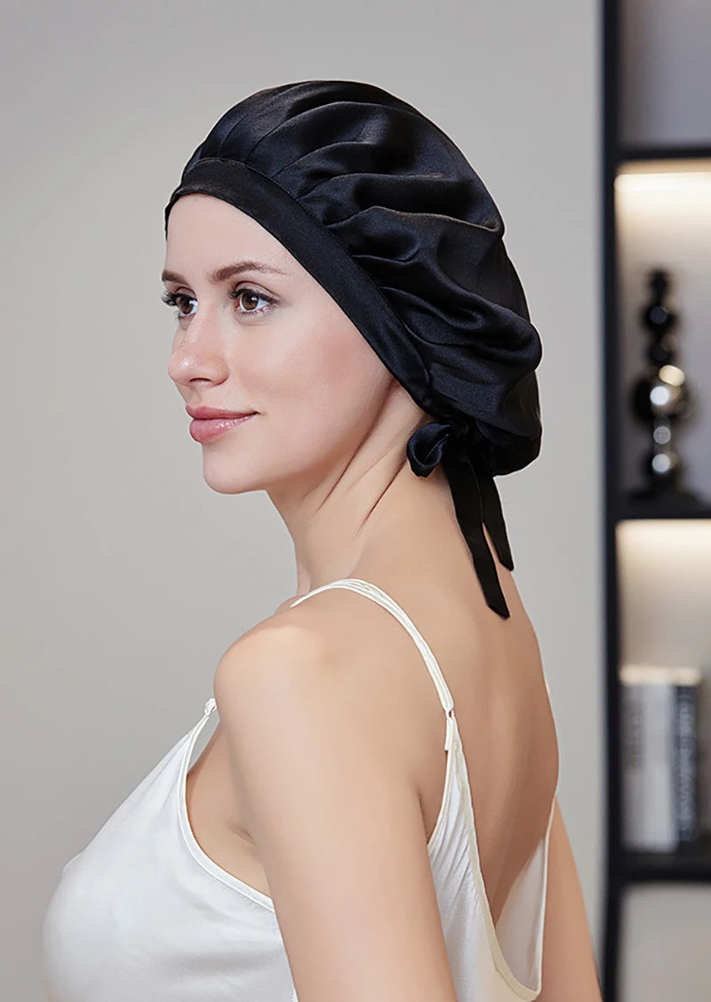 Femme portant bonnet en soie 16 Momme – soin cheveux nuit noir 