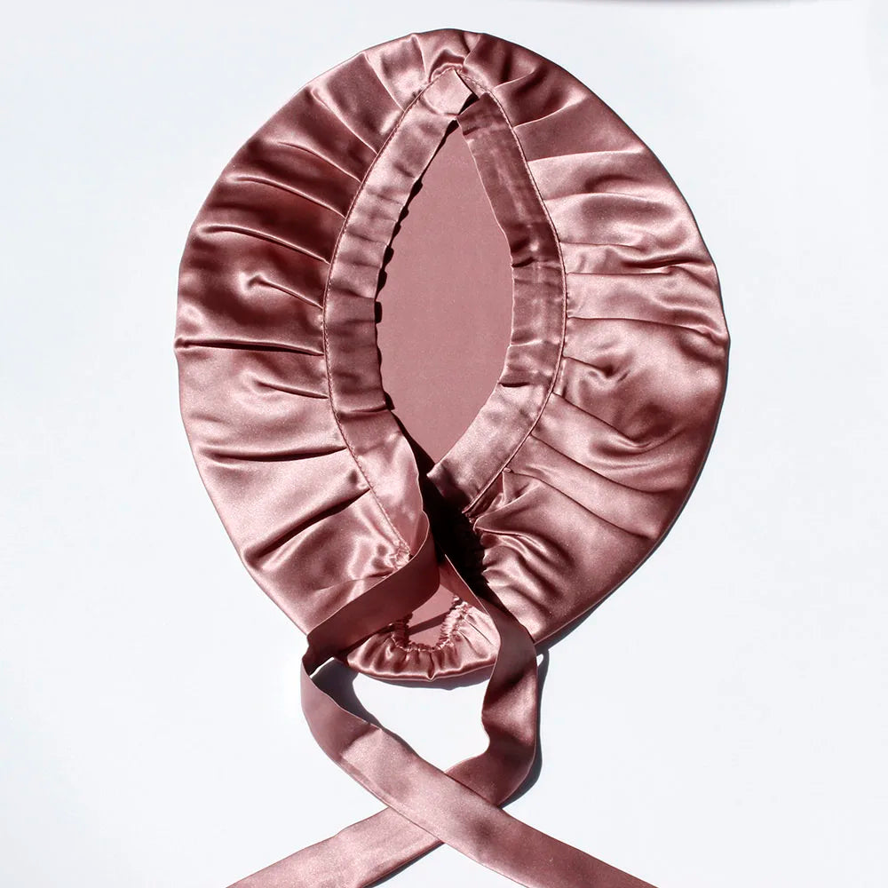 Détail bonnet en soie 16 Momme – tissu soyeux et rubans