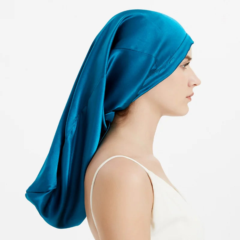 Femme portant bonnet de nuit en soie – cheveux bouclés protégés ue coté bleu