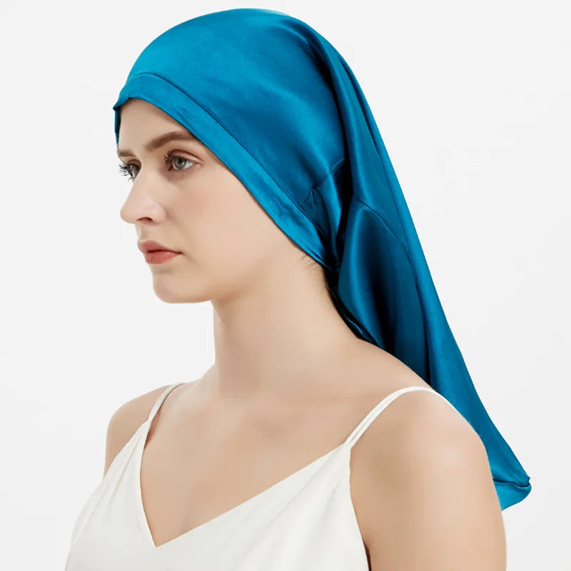 Femme portant bonnet de nuit en soie – cheveux bouclés protégés