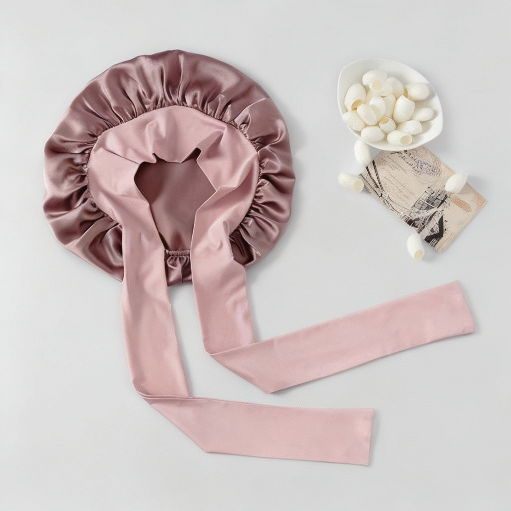 Détail bonnet en soie 19 Momme – texture lisse et douce rose