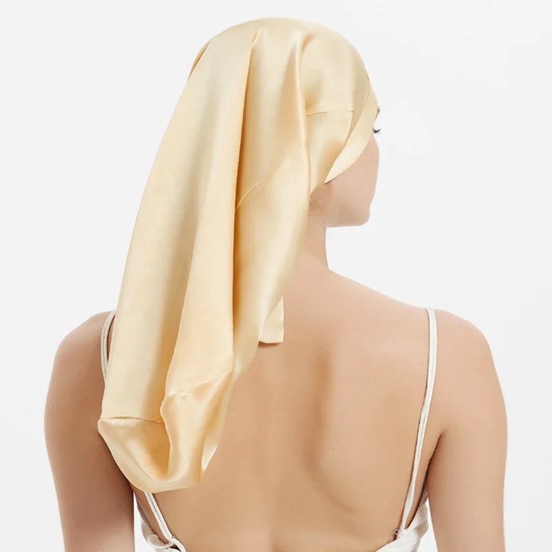 Femme portant bonnet de nuit en soie – cheveux bouclés protégés