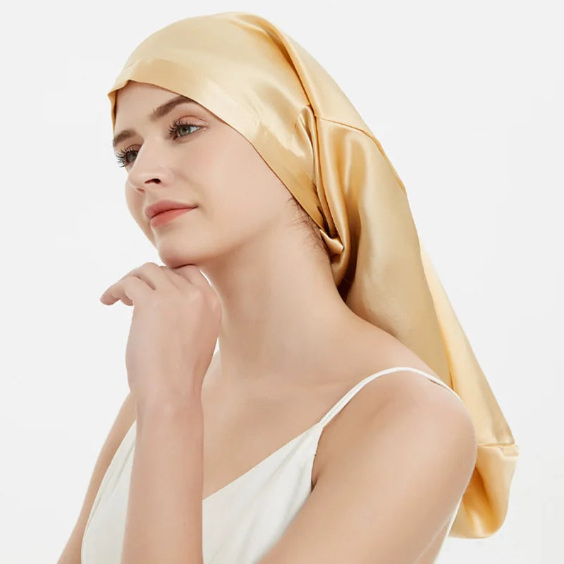 Femme portant bonnet de nuit en soie – cheveux bouclés protégés culeur or