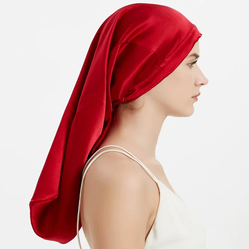 Femme portant bonnet de nuit en soie – cheveux bouclés protégés vue coté rouge