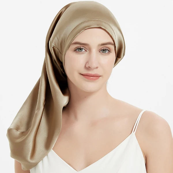 Bonnet en soie sur oreiller – confort et soin capillaire marron claire