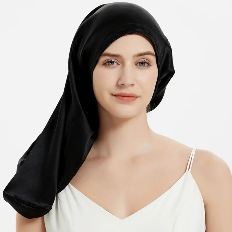 Femme portant bonnet de nuit en soie – cheveux bouclés protégés noir