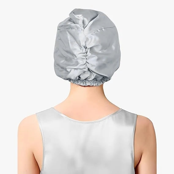 Femme portant bonnet de nuit en soie – soin cheveux gris
