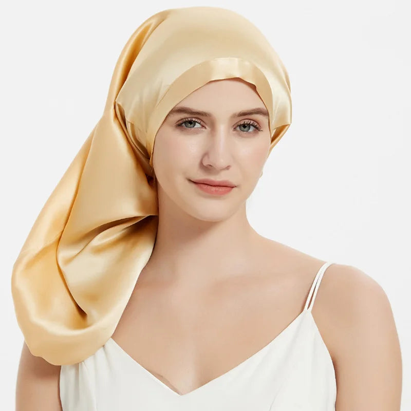 Femme portant bonnet de nuit en soie – cheveux bouclés protégés vue face doré