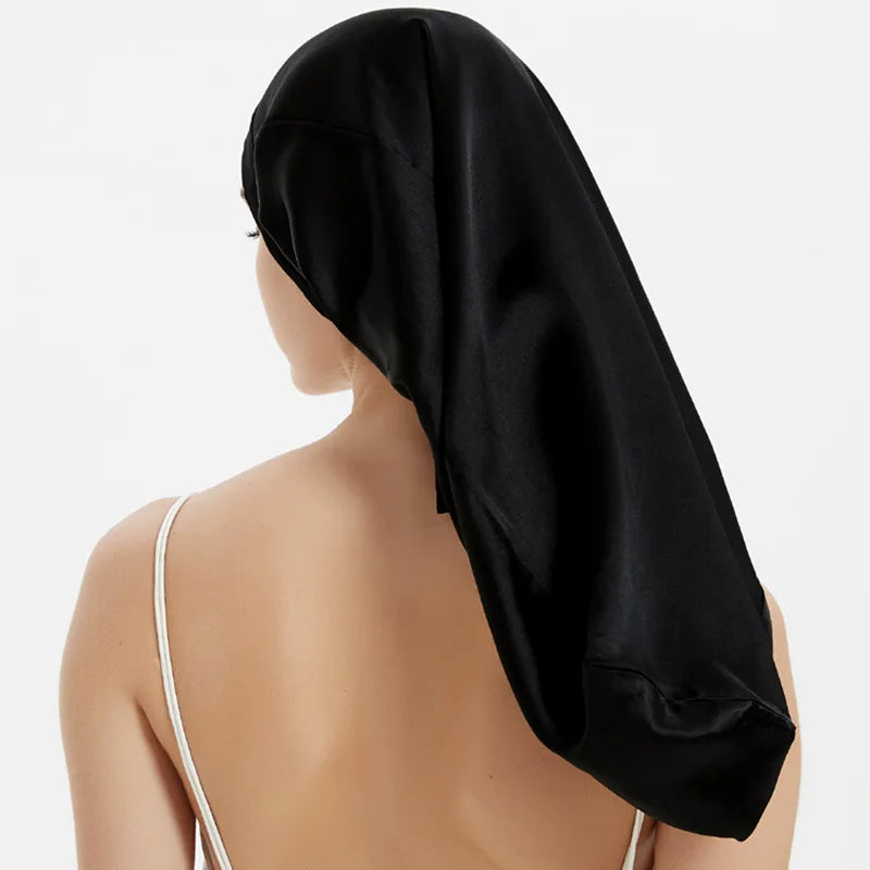 Femme portant bonnet de nuit en soie – cheveux bouclés protégés vue arrière noir