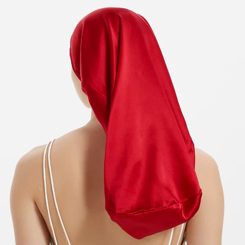 Femme portant bonnet de nuit en soie – cheveux bouclés protégés vue arrière rouge 