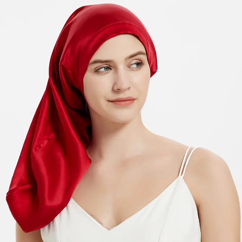 Femme portant bonnet de nuit en soie – cheveux bouclés protégés de face
