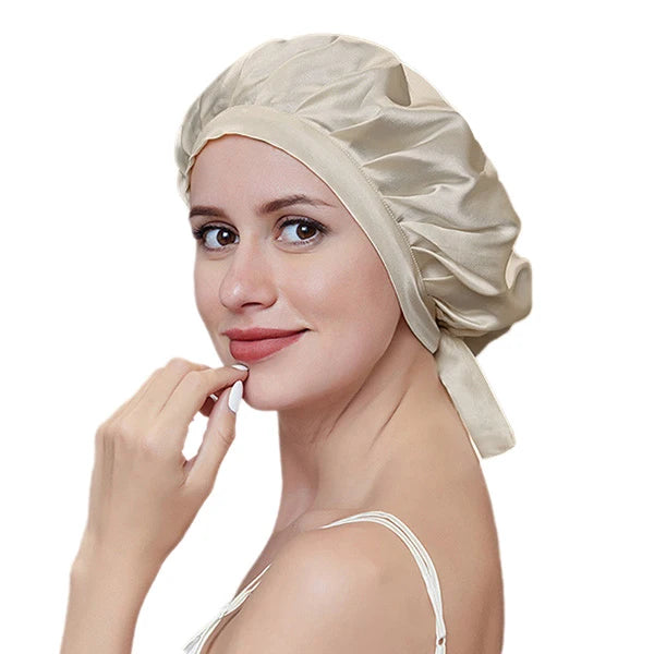 Femme portant bonnet en soie 16 Momme – soin cheveux nuit beige