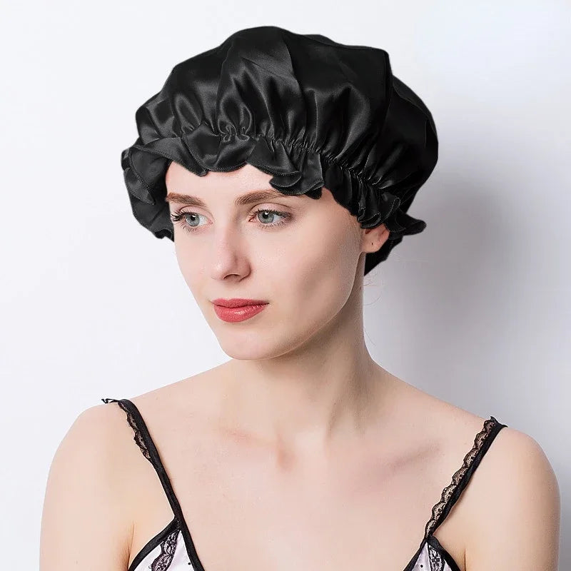 Femme portant bonnet soie – cheveux épais protégés noir