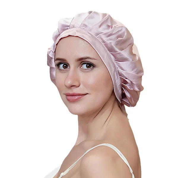 Femme portant bonnet en soie 16 Momme – soin cheveux nuit rose