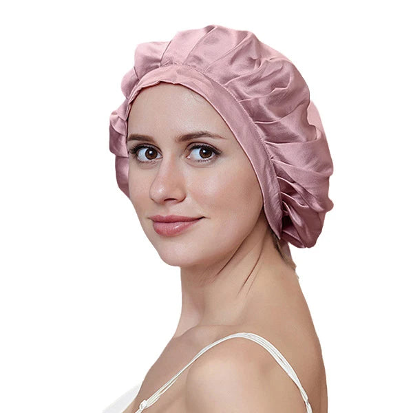 Femme portant bonnet en soie 16 Momme – soin cheveux nuit rose