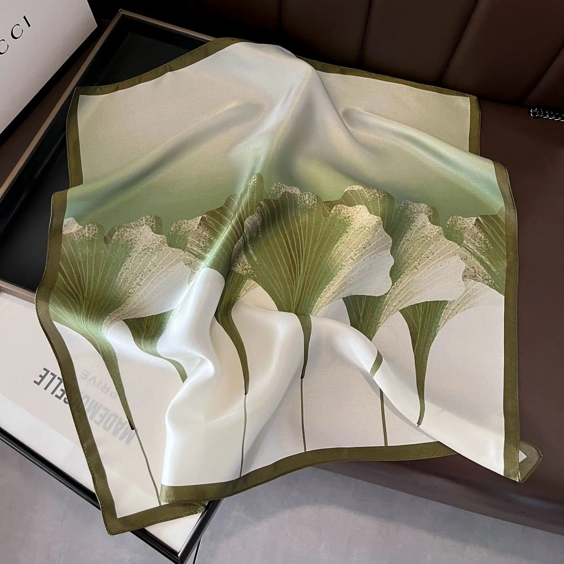 Carré en soie- Foulard élégant
