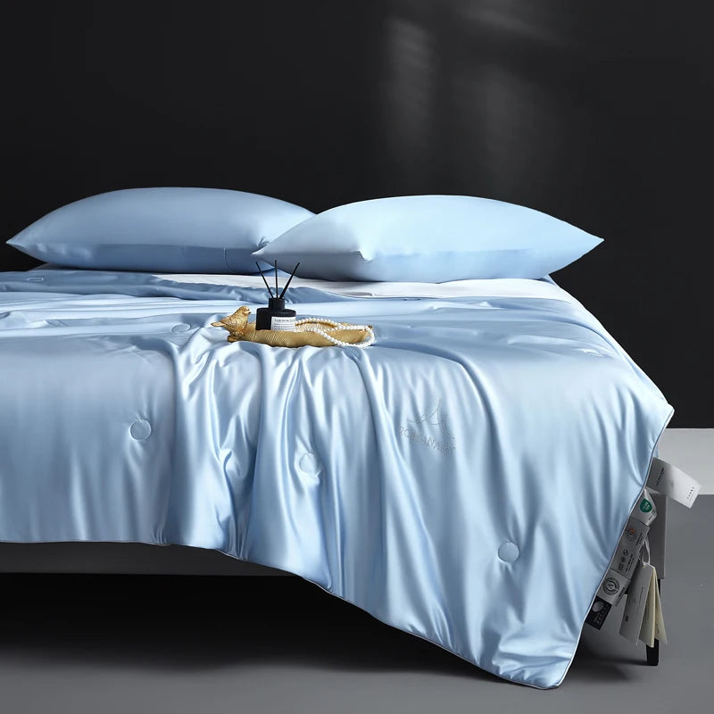 Chambre élégante décorée avec couette en soie de mûrier bleu