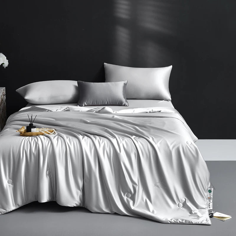 Chambre élégante avec couette en soie de mûrier gris 