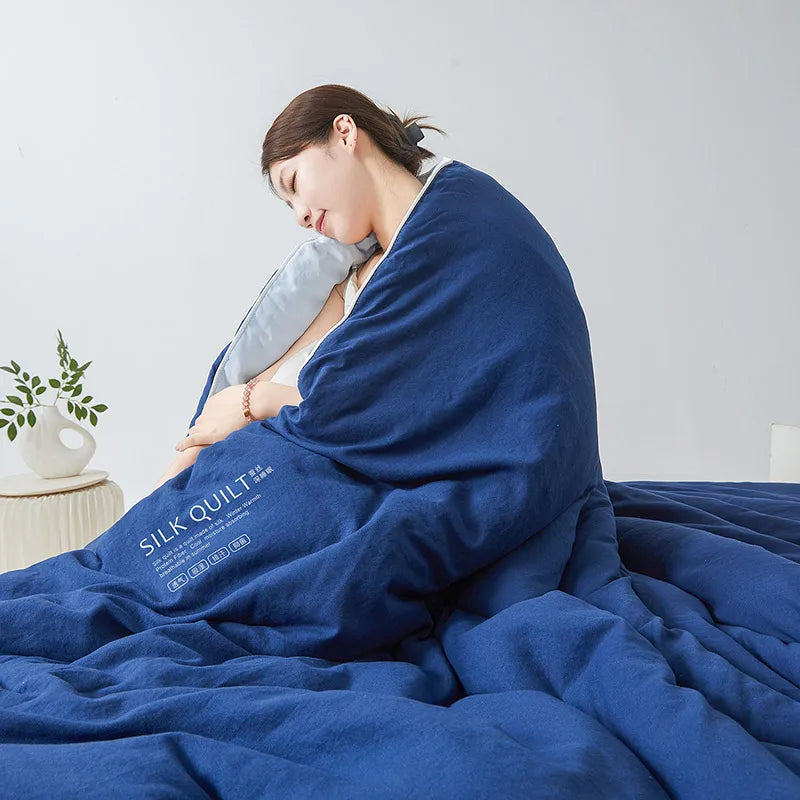 Chambre élégante avec couette en soie de mûrier bleu