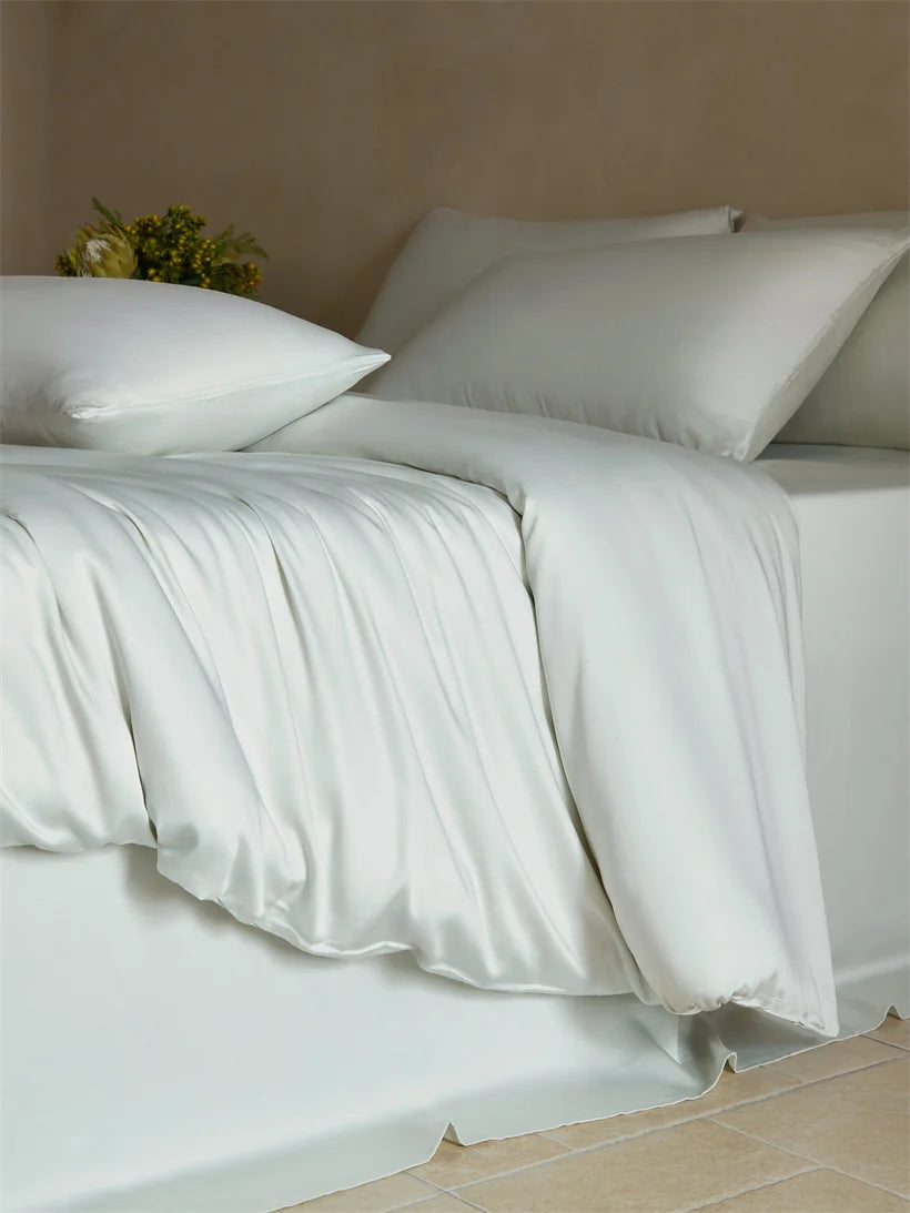 Chambre élégante avec literie en soie blanc