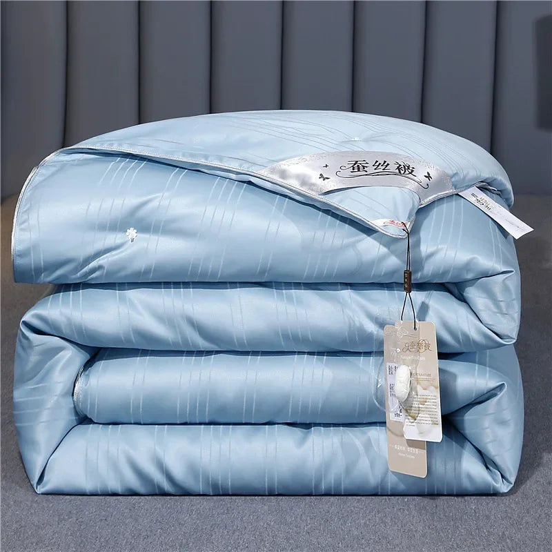 Chambre minimaliste design avec couette en soie de mûrier BLEU