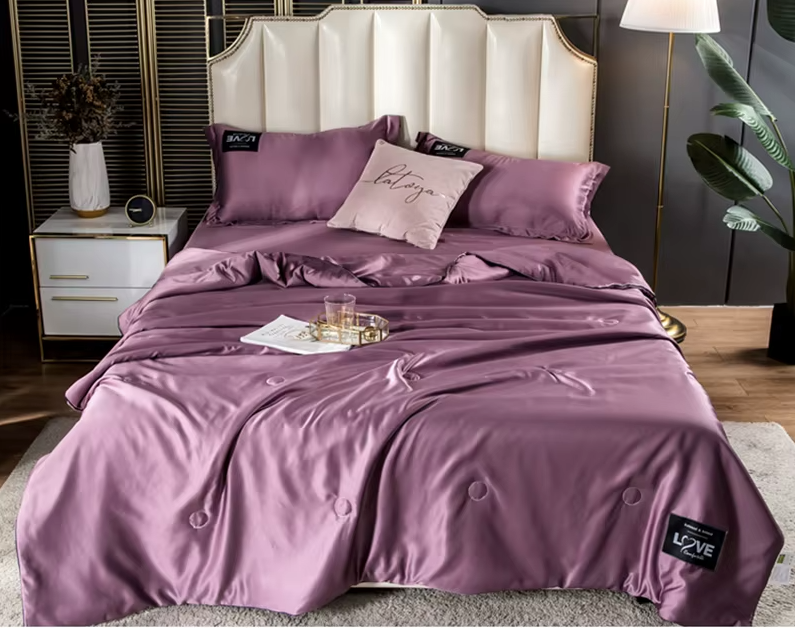 Chambre décorée avec couette légère pour printemps/été violet 