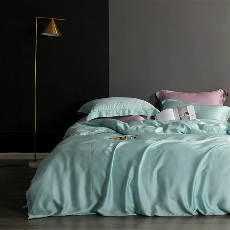 Chambre élégante décorée avec housse de couette en soie naturelle bleu ciel