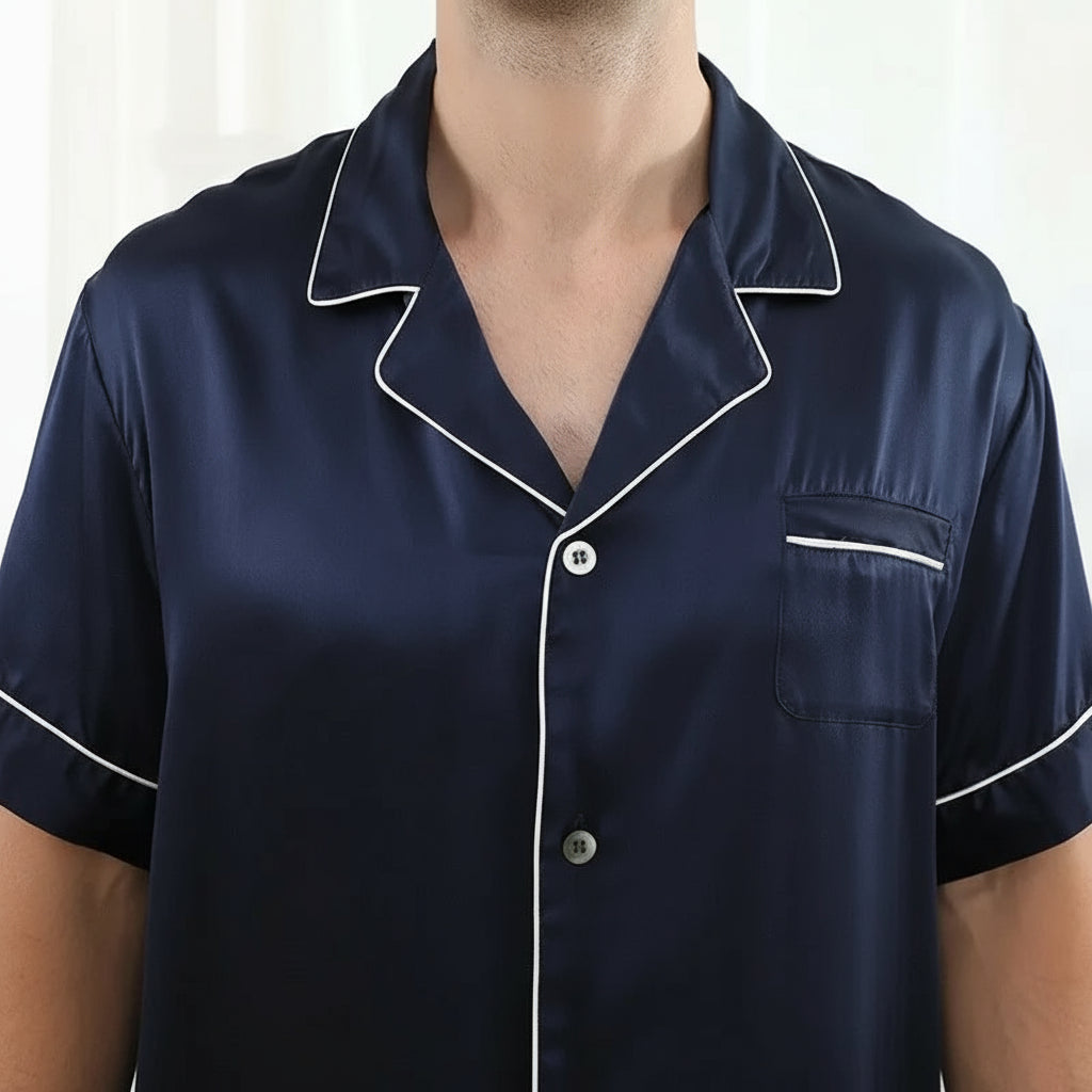 Vue de face du pyjama homme en soie, tissu respirant et doux pour une nuit parfaite