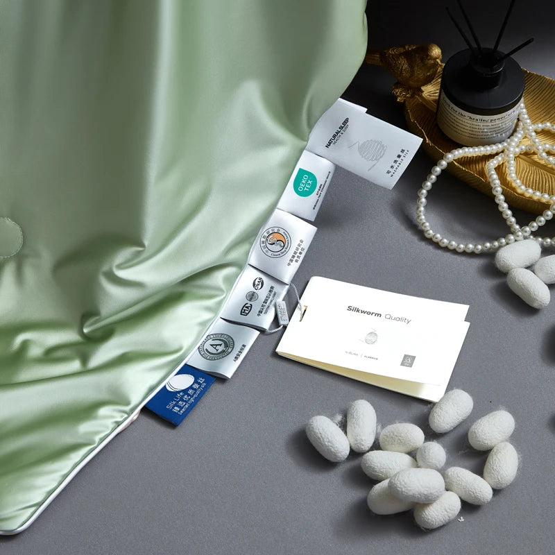 Couette en soie sur lit double vert eoko tex garnis soie