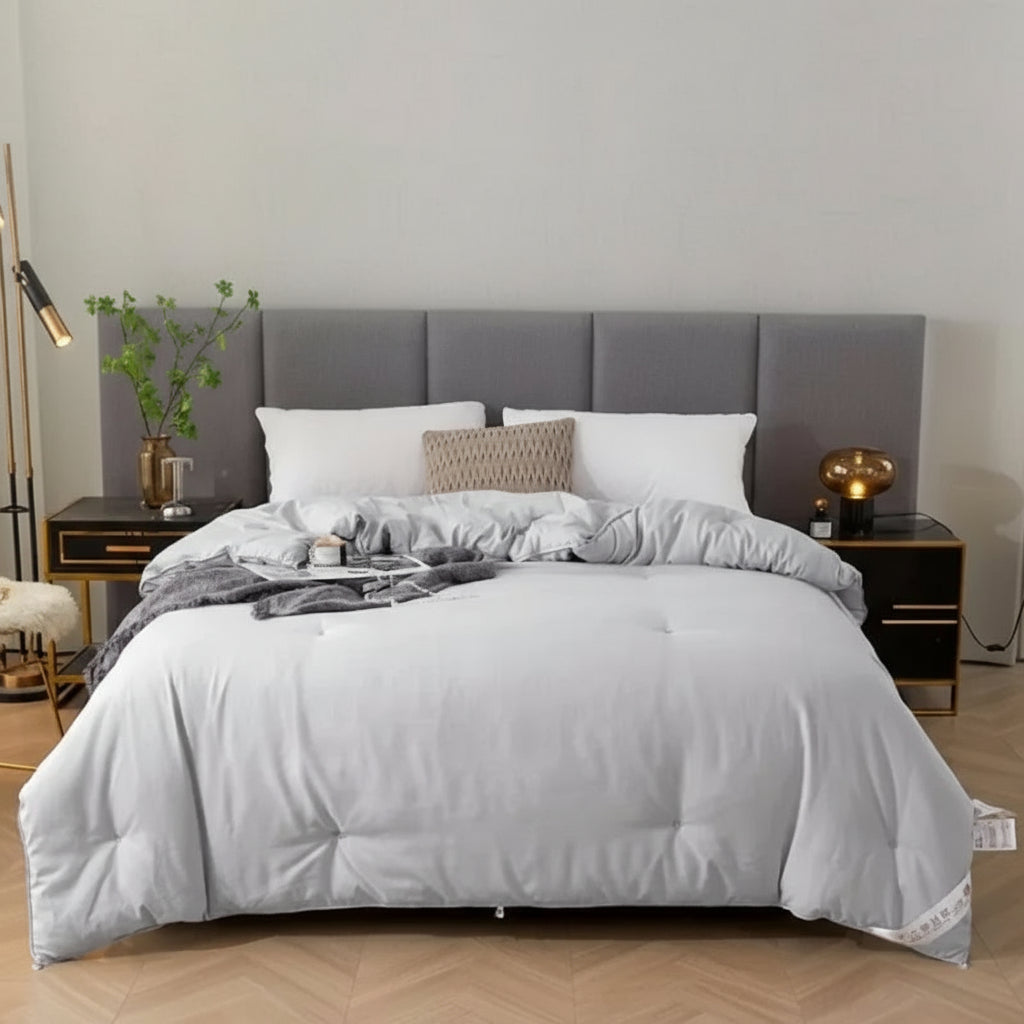 Couette en soie Tussah sur lit double gris