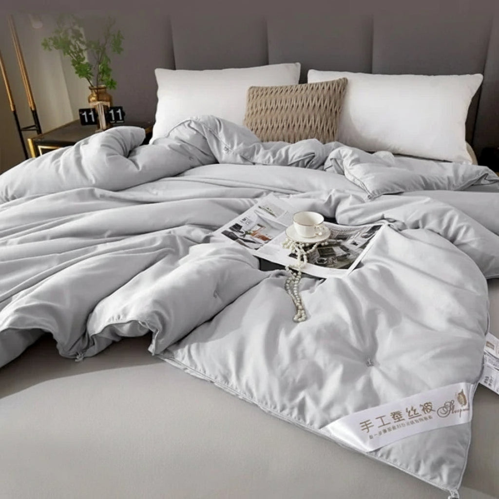 Couette en soie Tussah sur lit double gris