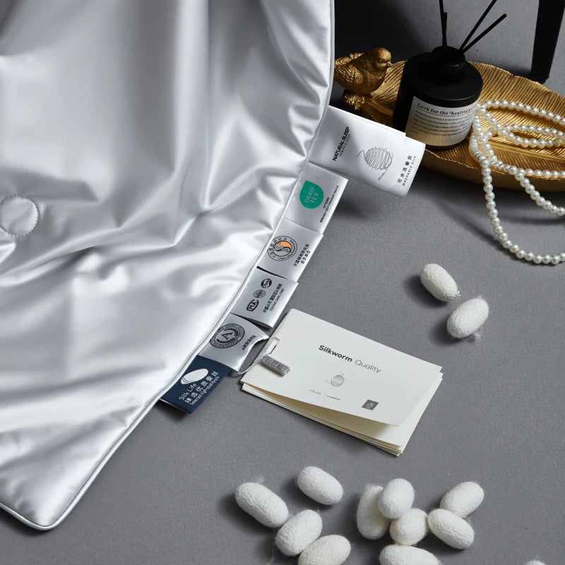 Détail des finitions premium de la couette en soie blanc eoko tex