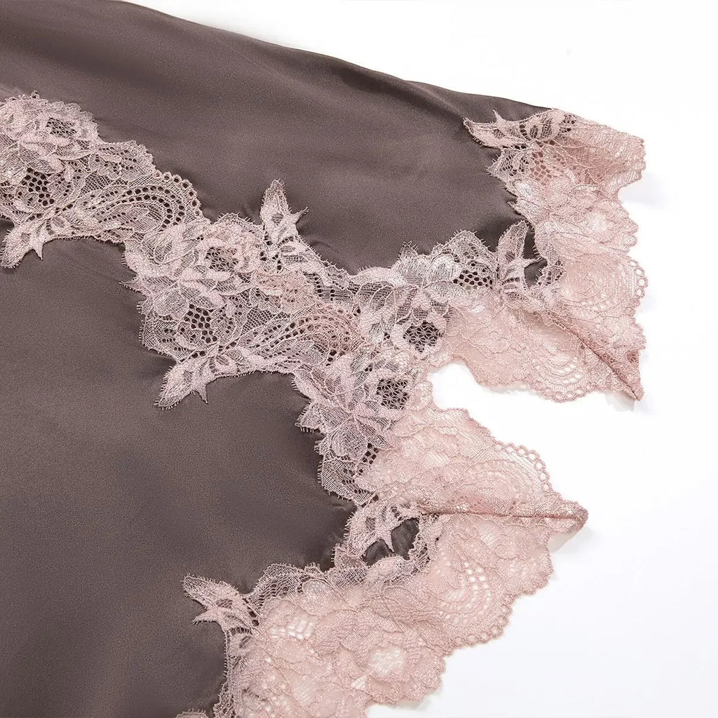 gros plan dentelle nuisette sexy maron