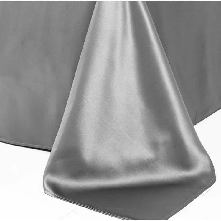 Drap plat en soie de mûrier sur lit double gris 