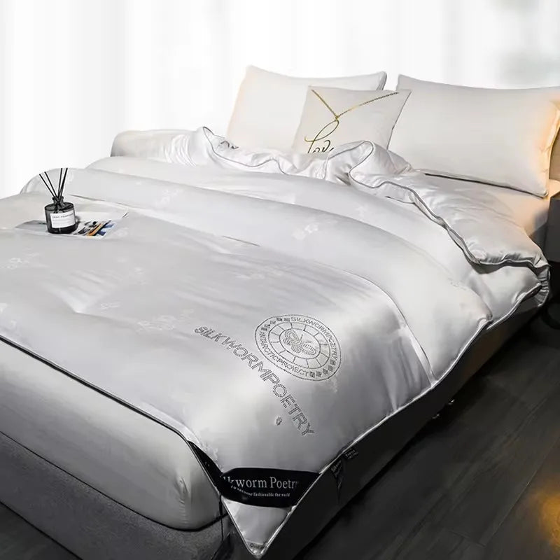 Couette en soie offrant chaleur optimale pour nuit froide blanc