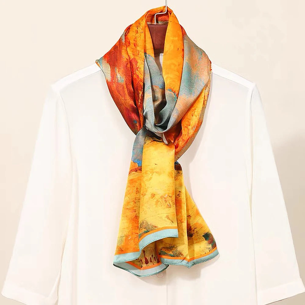 Gros plan de la texture douce de l’écharpe en soie orange