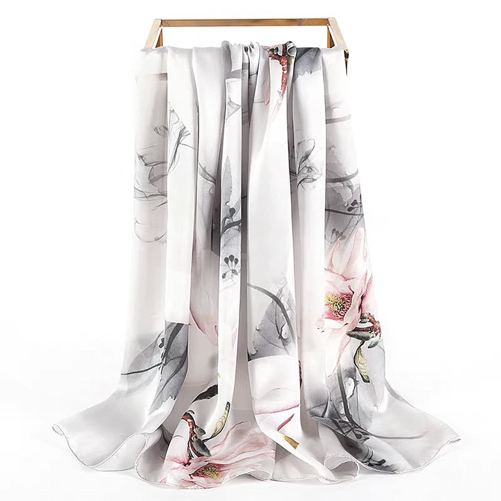 Écharpe en soie noir et blanc en studio mode