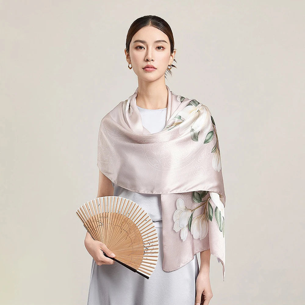 Portrait femme portant écharpe en soie beige 