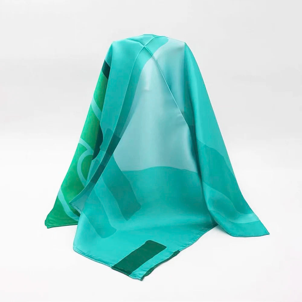 Écharpe en soie intégrée à une tenue chic femme vert 