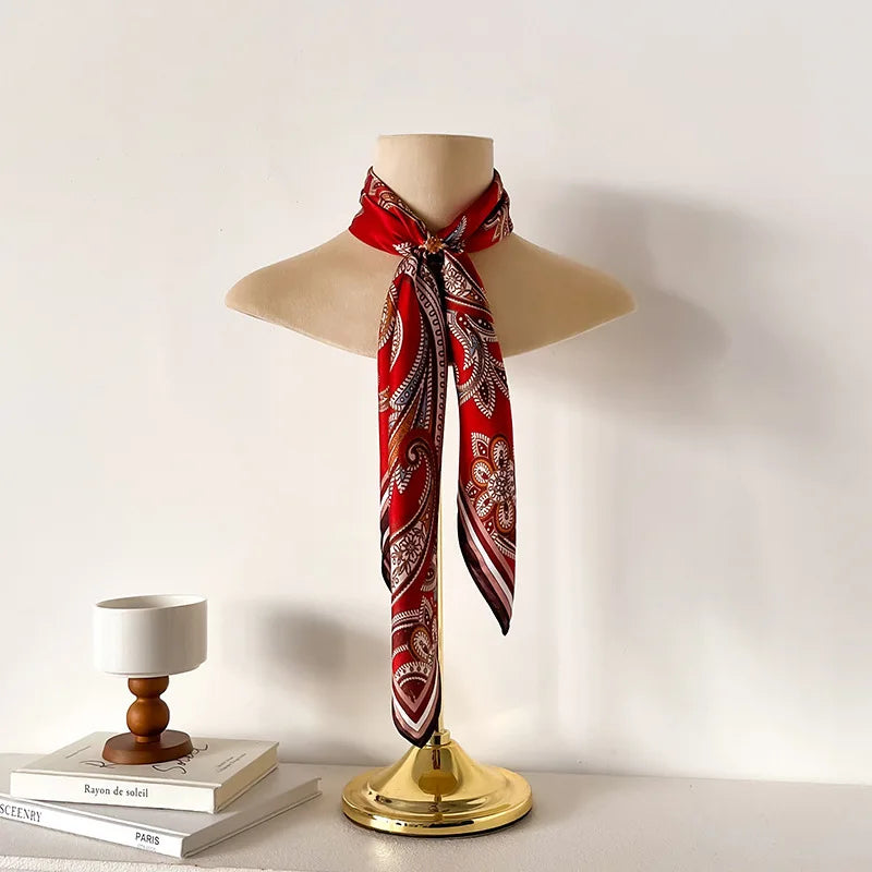 Foulard en soie porté autour du cou rouge