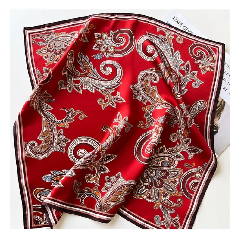 Foulard en soie utilisé en bandeau cheveux rouge