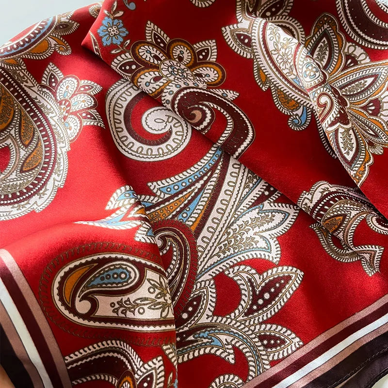 Texture douce de la soie naturelle rouge 